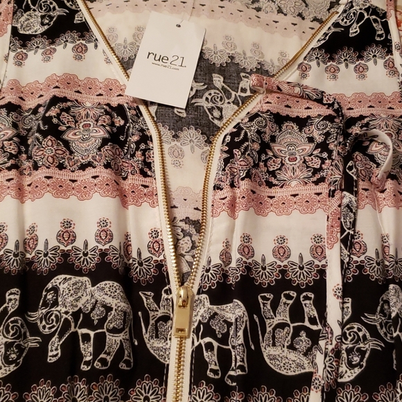 Rue21 women rompers pit to pit 20 Waist 13 - Picture 4 of 8